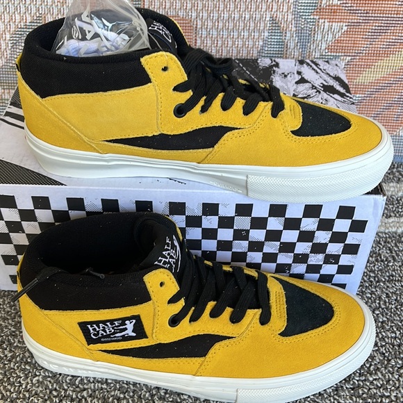 Vans • WMNS Skate Half Cab
Bruce Lee Black/Yellow
VN0A5FCDY23
Sneakers - Picture 3 of 16
